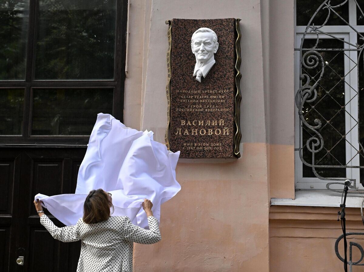  Вдова Василия Ланового актриса Ирина Купченко на церемонии открытия мемориальной доски памяти актера Василия Ланового© РИА Новости / Владимир Федоренко