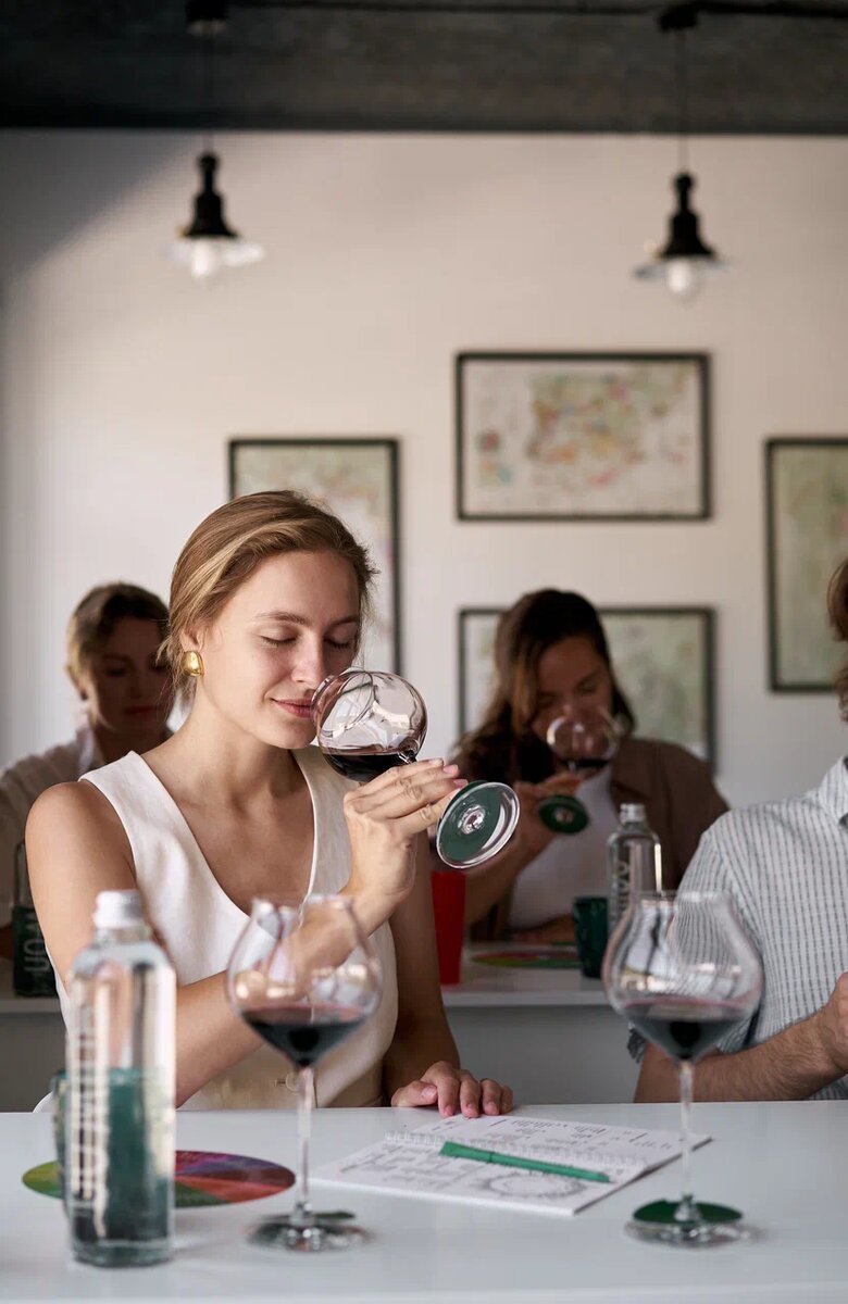 Дегустация в школе вина «Вход»