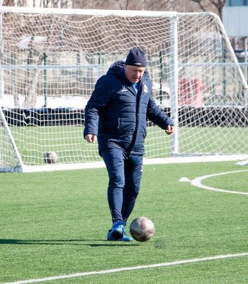    Даже спустя 19 лет с момента завершения игровой карьеры Андрей Антанасович не растерял футбольного мастерства. / Фото: ФК "Динамо Брянск"/vk.com