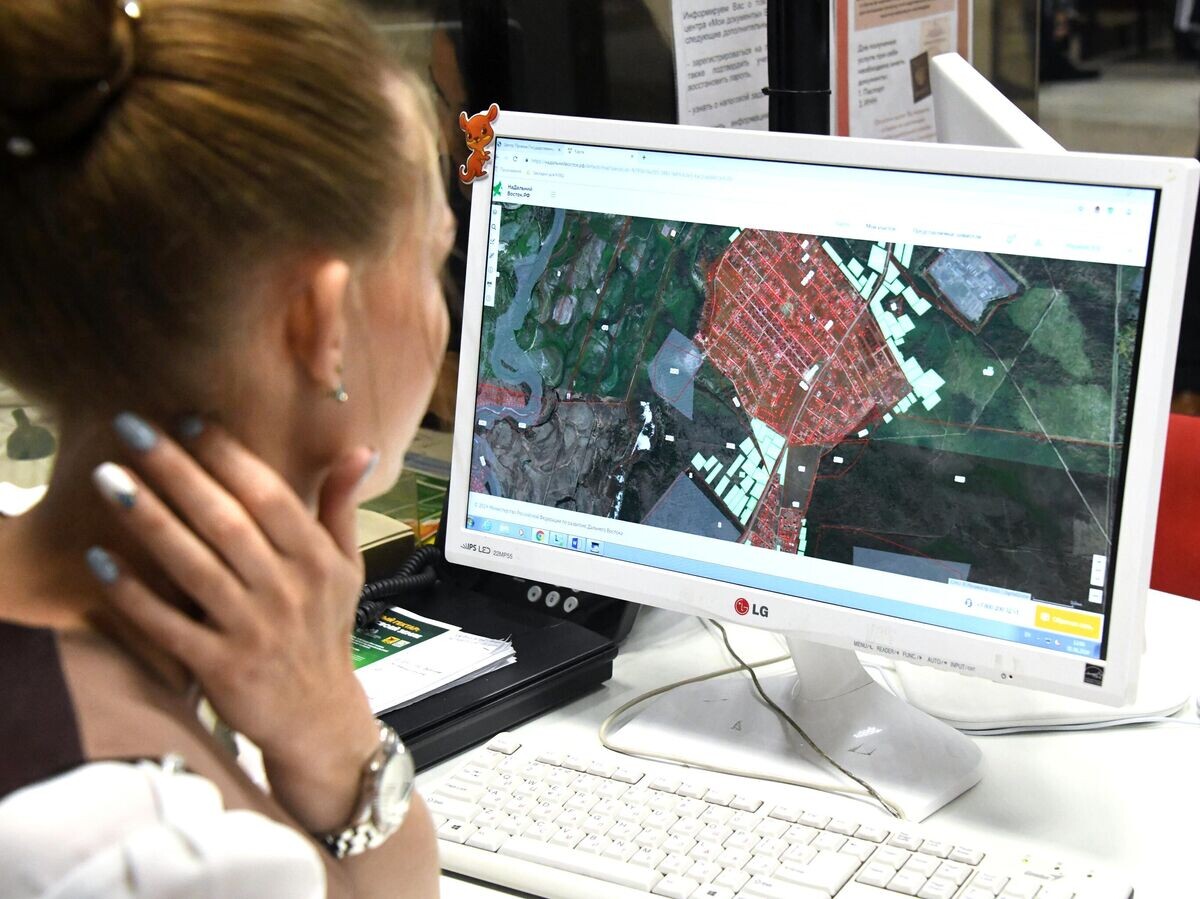    Девушка выбирает участок земли© РИА Новости / Евгений Епанчинцев