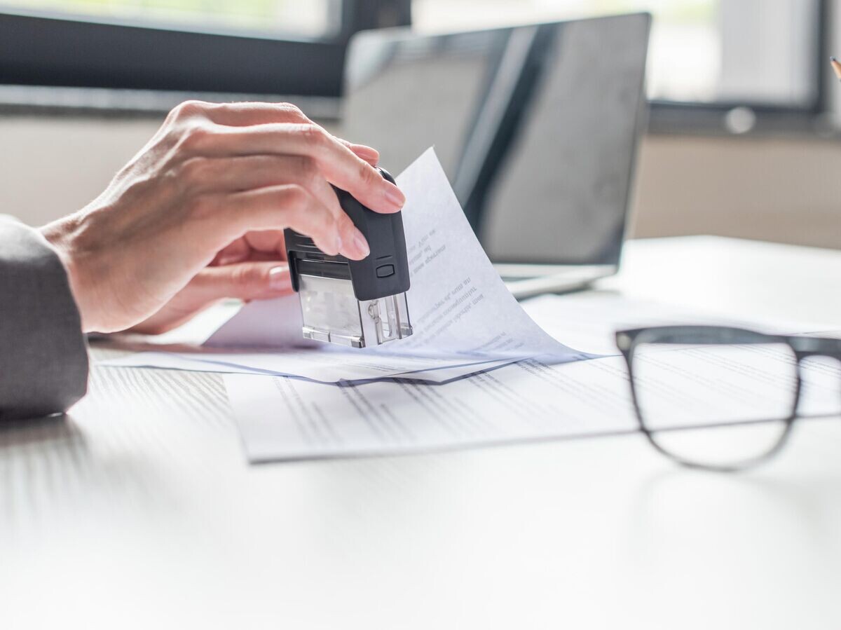    Предприниматель визирует документы © Depositphotos.com / IgorVetushko