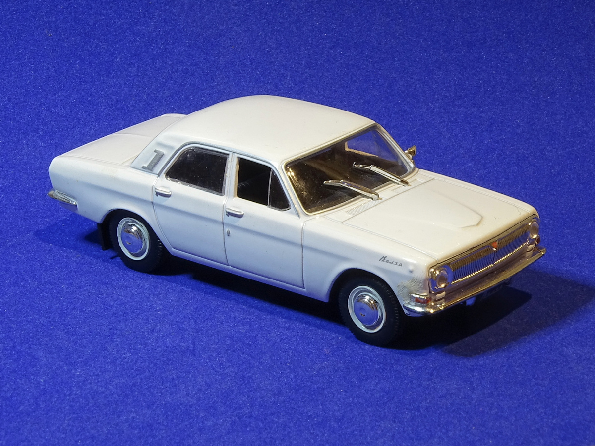 Рис. 1. Модель автомобиля ГАЗ-24 «Волга» из журнальной серии «Автолегенды СССР» от Deagostini в масштабе 1:43.