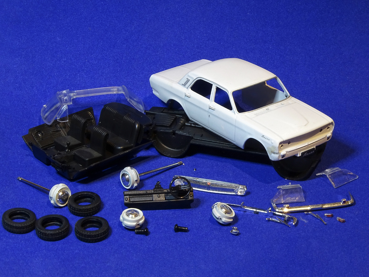 Рис. 2. Модель автомобиля ГАЗ-24 «Волга»  в разобранном виде 