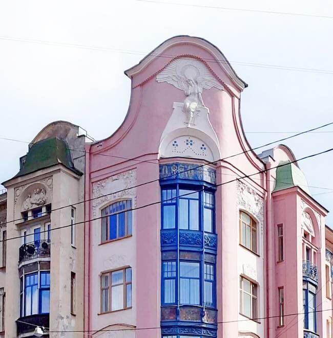 "Печальный Ангел" на фасаде дома Бадаева /фото из личного архива, 2019/