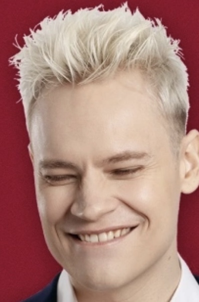 Мне кажется, или левый глазик немного косит на фото??? Ну, товарищи, прежде чем выпускать афиши, фотографии нужно максимально увеличивать...