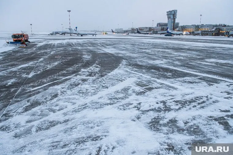 Летящие в город самолеты перенаправляют в другие города
Фото: Владимир Жабриков © URA.RU