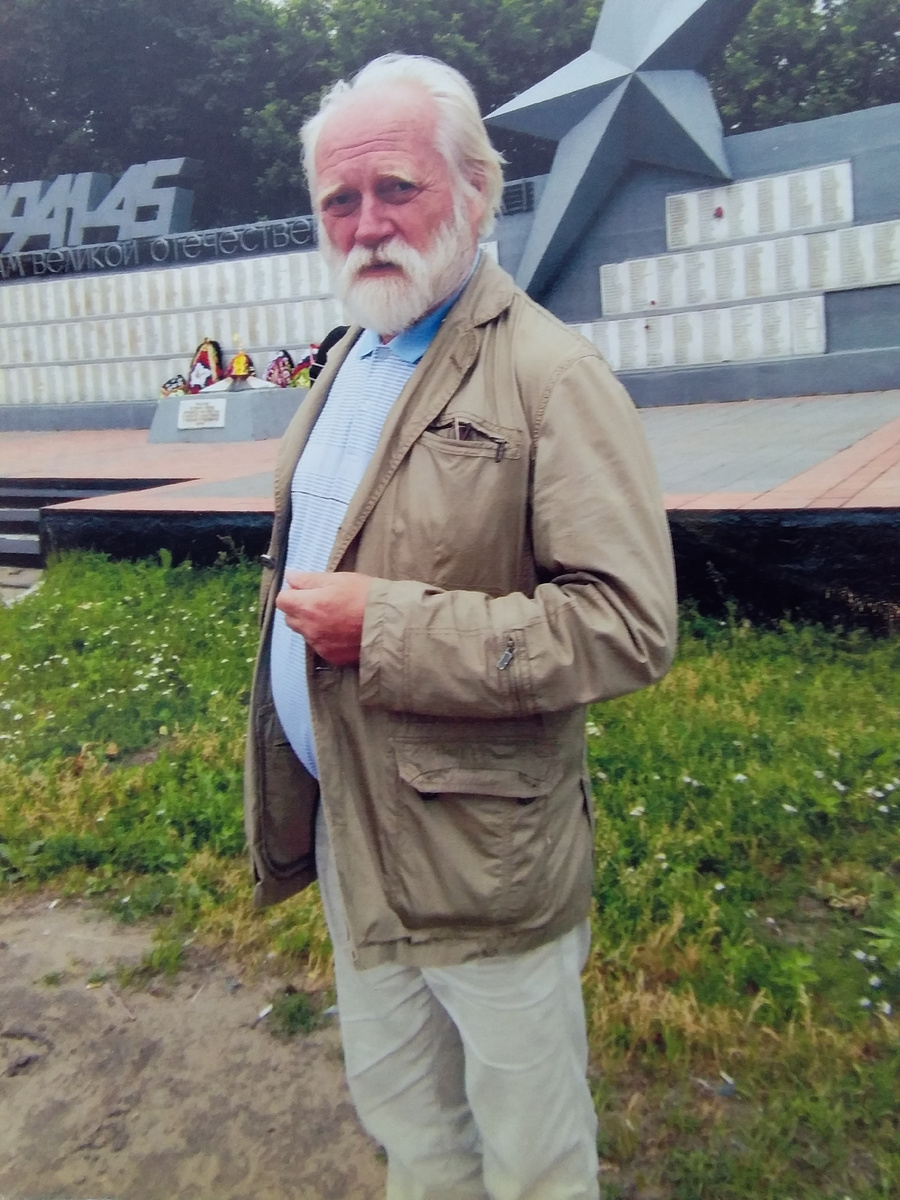 Автор мемориала "Звезда" А. Бурков. Фото А. Сабова 2014г.