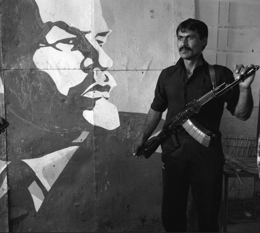 Вооруженный сторонник таджикской оппозиции в Душанбе. Республика Таджикистан, 1991 год