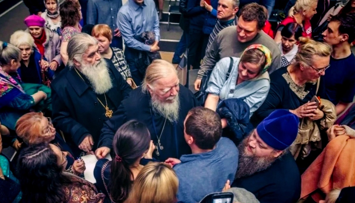 Отец Димитрий Смирнов со своими прихожанами.