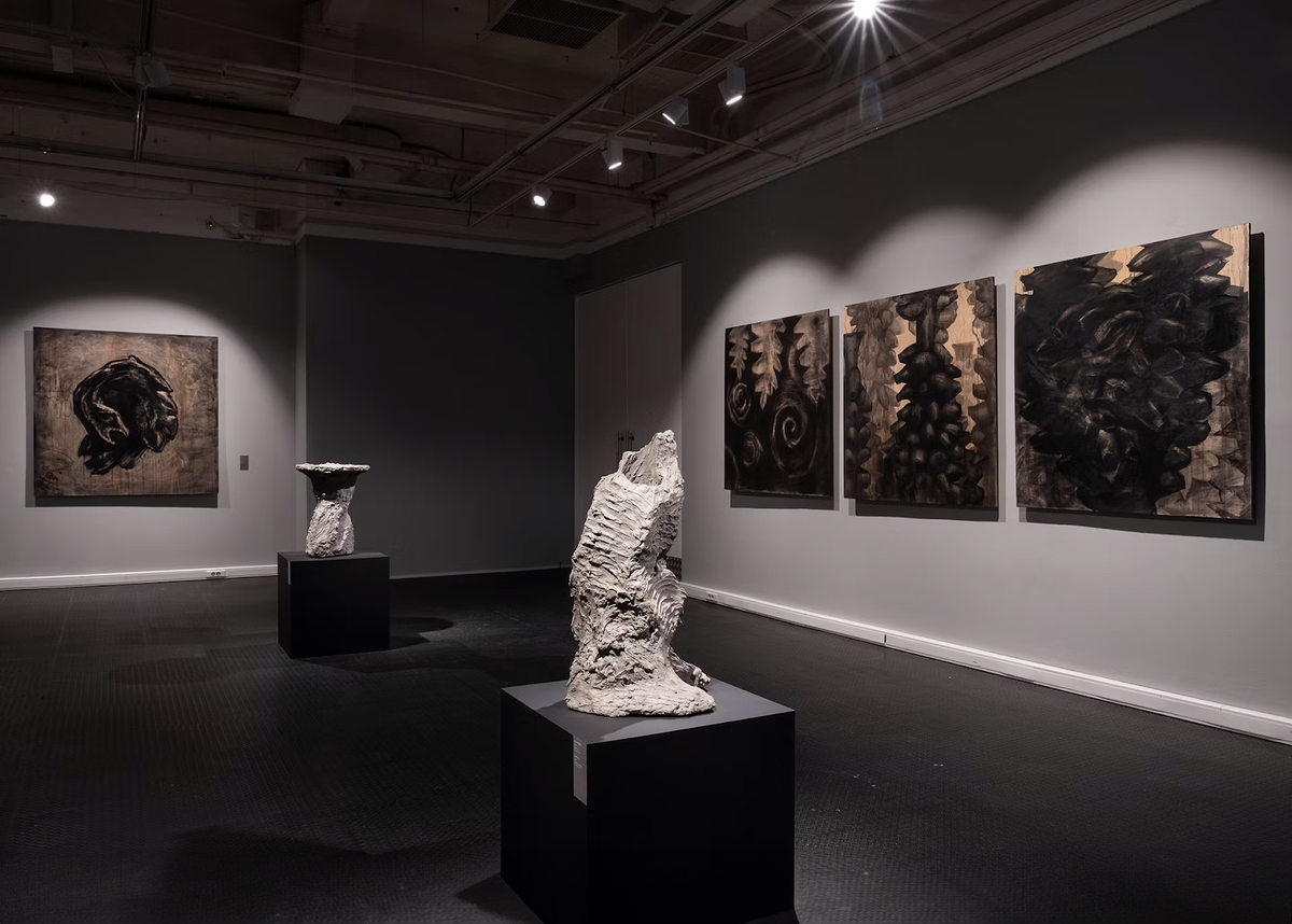 Экспозиция выставки Дани Пирогова «Дикое подземное». © VK / Triumph Gallery / Анастасия Пожидаева