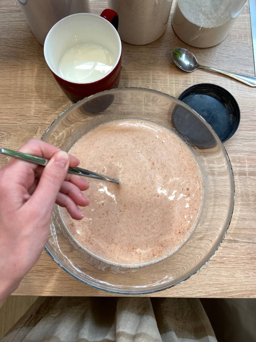 Шаг 1 - розовое варенье после добавления соды увеличивается в объеме и светлеет. 