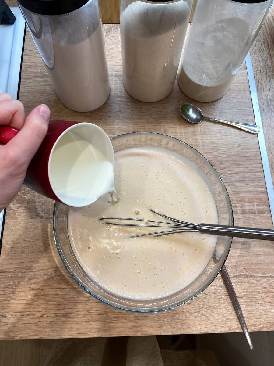 Шаг 2 и Шаг 3 - добавили яйца и молоко. Варенье из красной смородины было и так очень сладкое, поэтому сахар я не стала добавлять. 