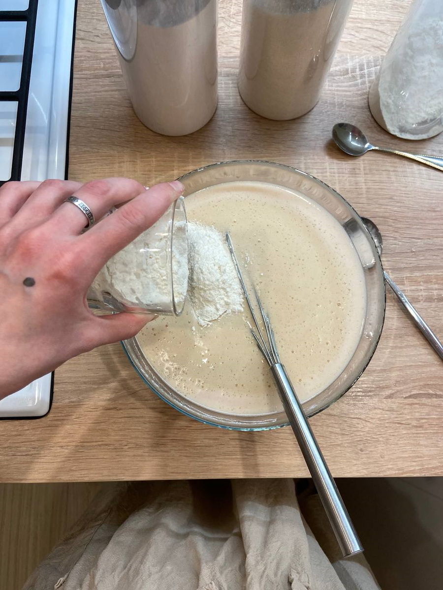 Шаг 4 - всыпаем и хорошо перемешиваем муку. 