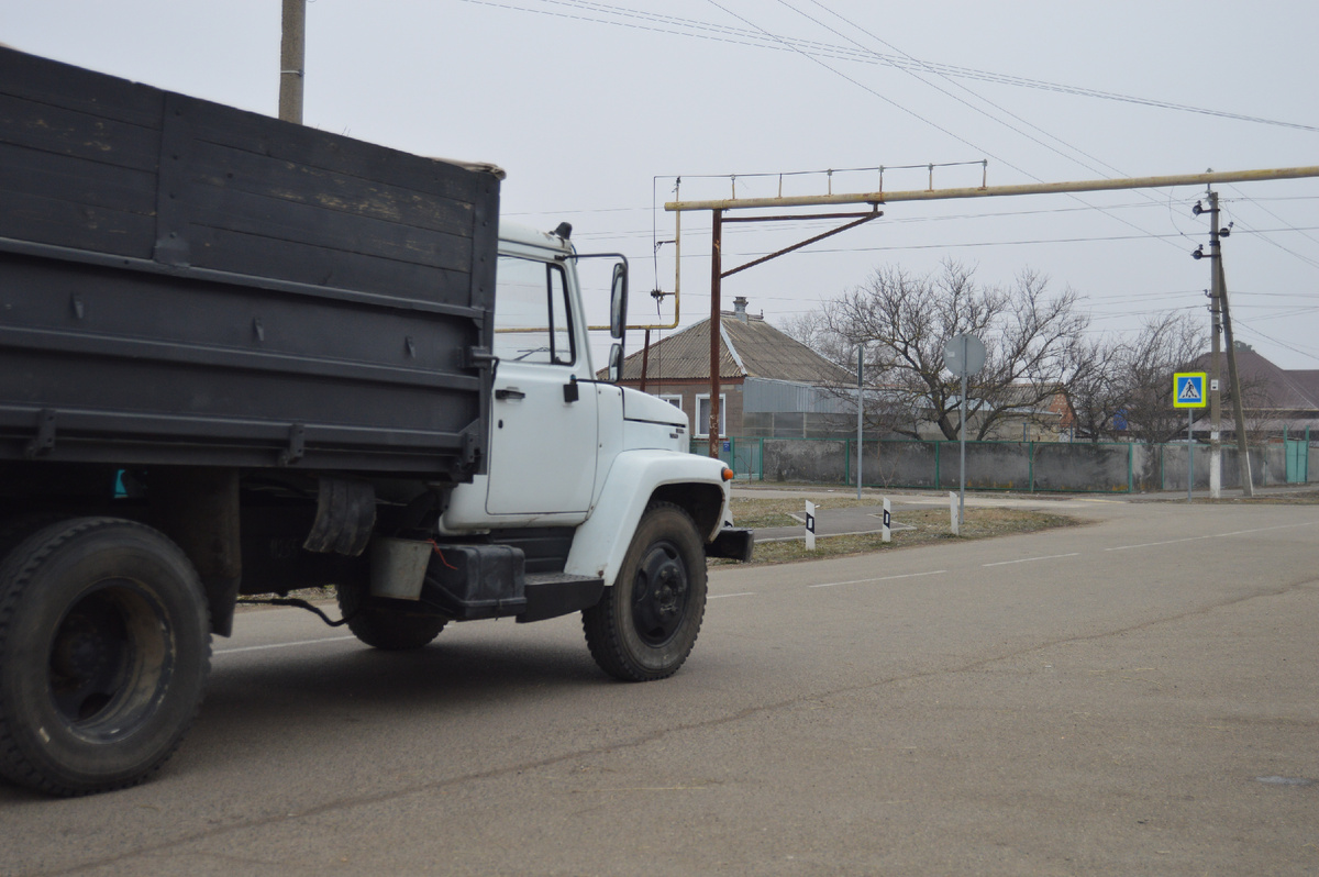 Фото автора. Февраль 2025. Станица. Самосвал, колхозник.
