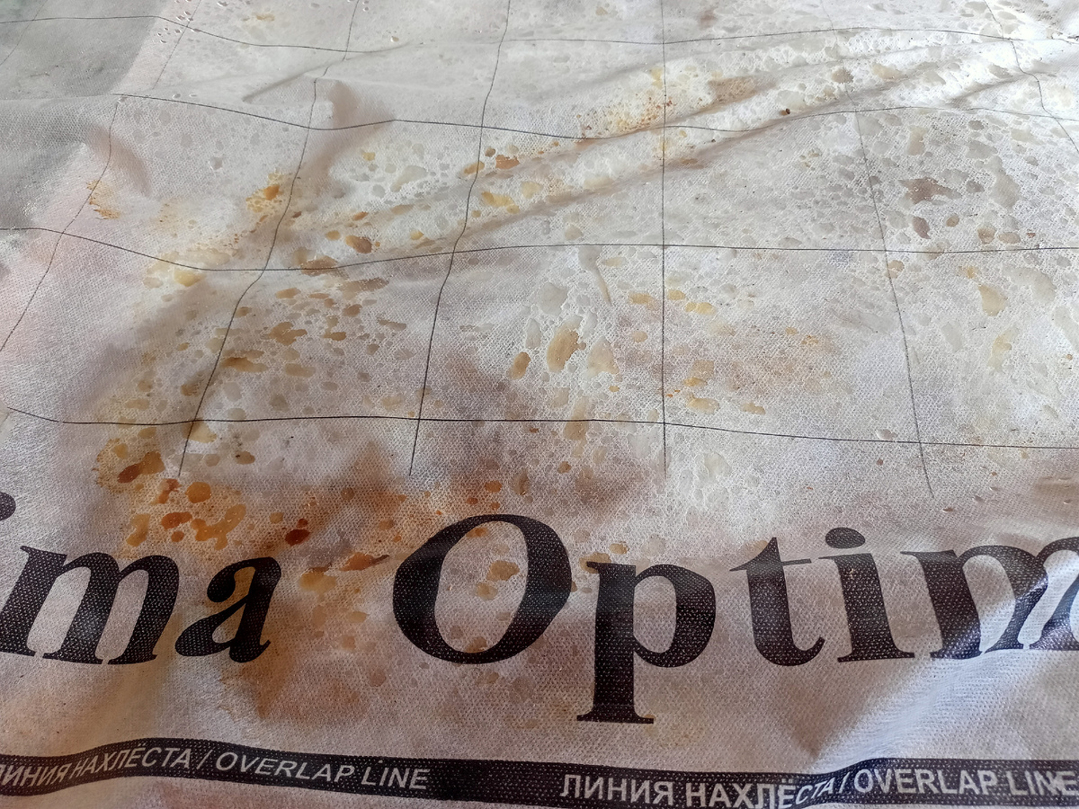 Капли под пленкой влагозащиты