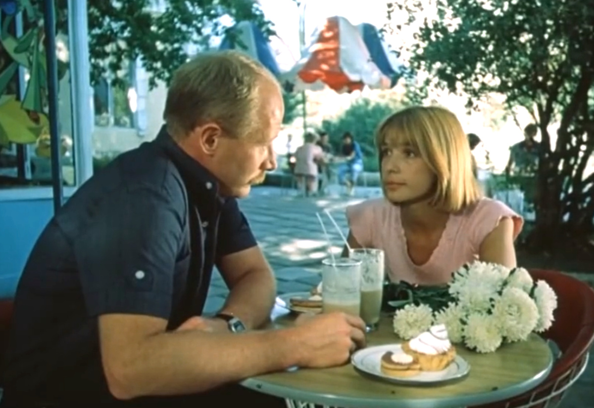 Кадр из кинофильма "Выйти замуж за капитана", 1985 г., режиссер Виталий Мельников, сценарист Валентин Черных, композитор Исаак Шварц (скриншот)