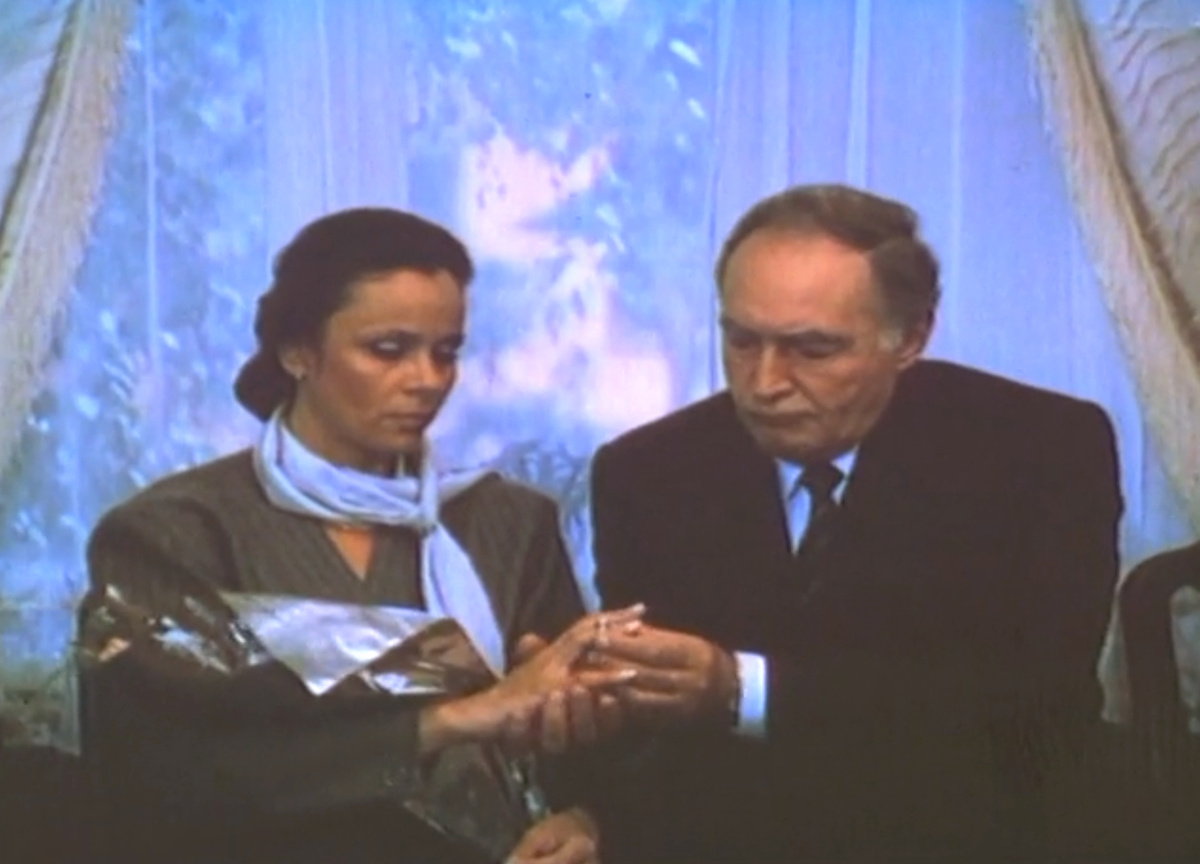 Кадр из кинофильма "Любовь с привилегиями", 1989 г., режиссер Владимир Кучинский, сценаристы Эмиль Брагинский, Валентин Черных, композитор Алемдар Караманов (скриншот)