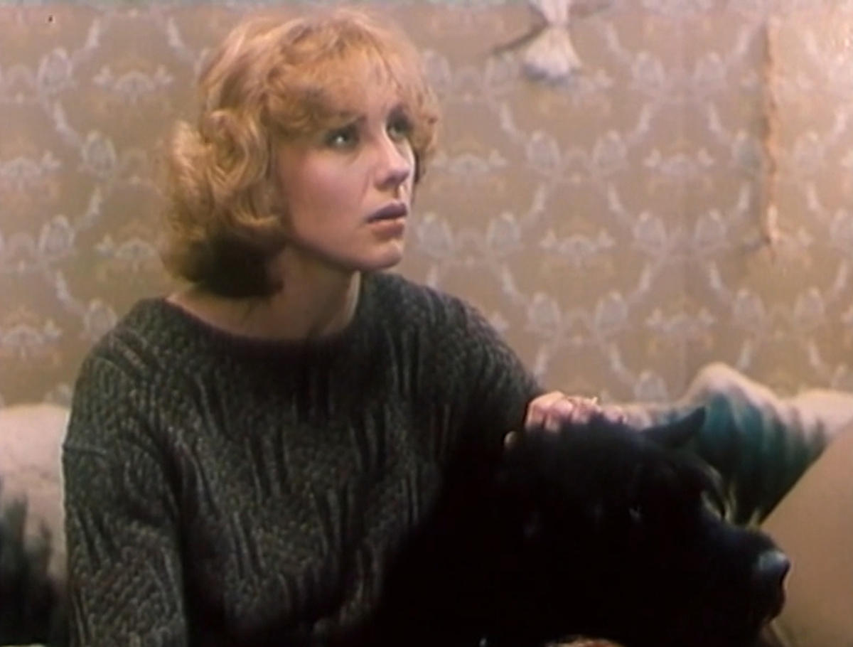 Кадр из кинофильма "Воспитание жестокости у женщин и собак", 1992 г., режиссер Инесса Селезнёва, сценарист Валентин Черных, композитор Алексей Рыбников (скриншот)