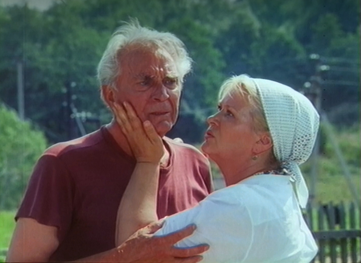 Кадр из кинофильма "Любить по-русски", 1995 г., режиссер Евгений Матвеев, сценарист Валентин Черных, композиторы Владимир Комаров, Евгений Птичкин (скриншот)