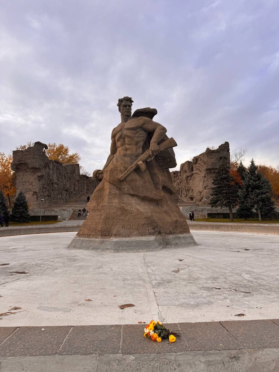 Подъем к "Родина-мать зовет" через аллею героев