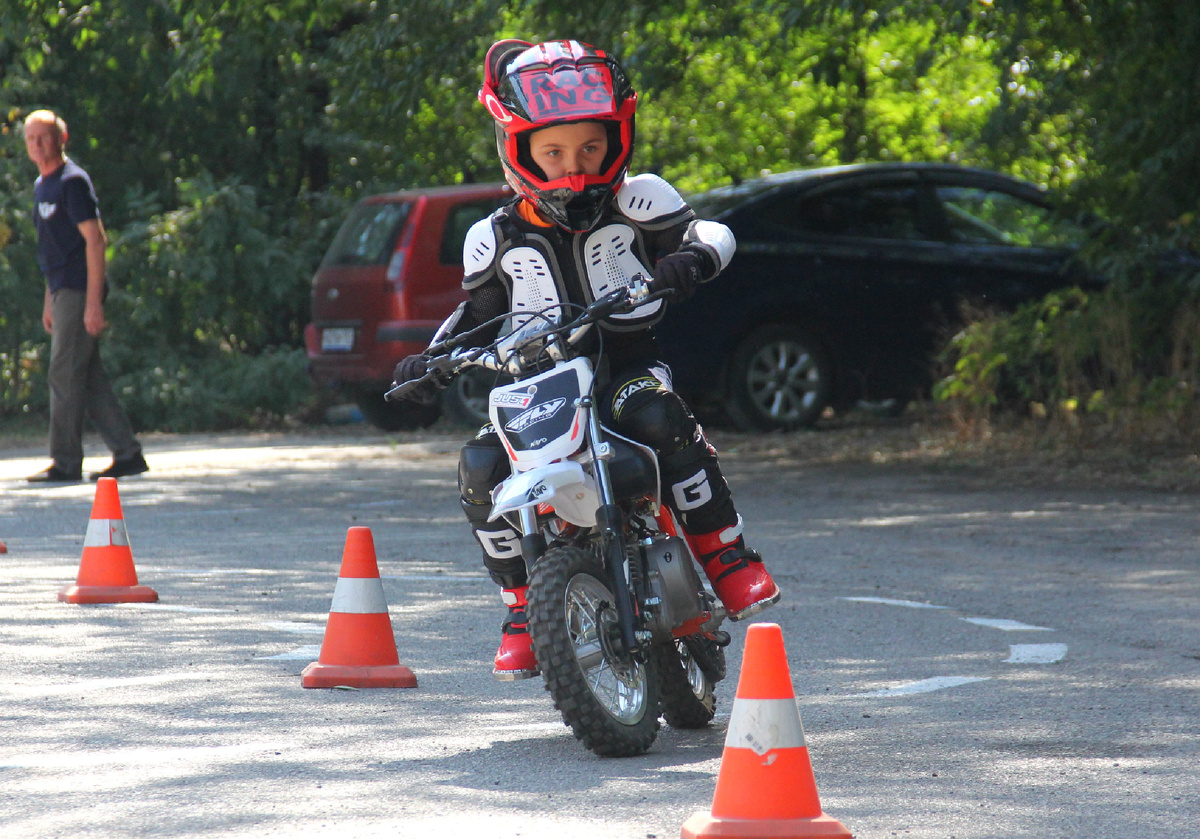 Мой сын проезжает этап соревнований на стадионе.