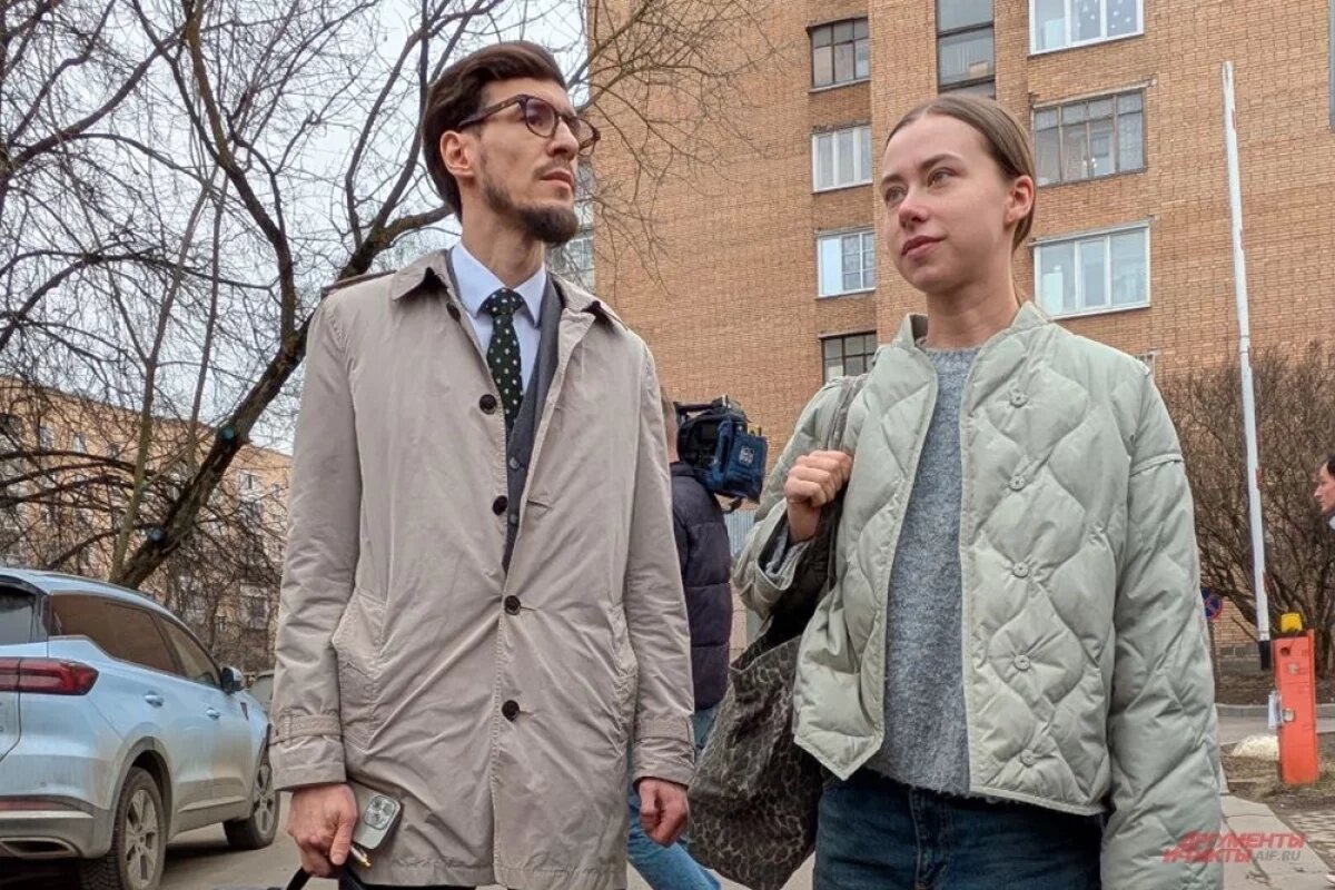    Александра Митрошина с адвокатом Михаилом Мушаиловым у здания суда.
