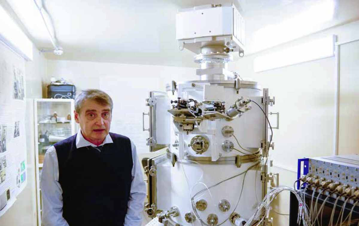 Доктор физико-математических наук Николай Иванович Чхало рядом с нанолитографом-мультипликатором в ИФМ РАН