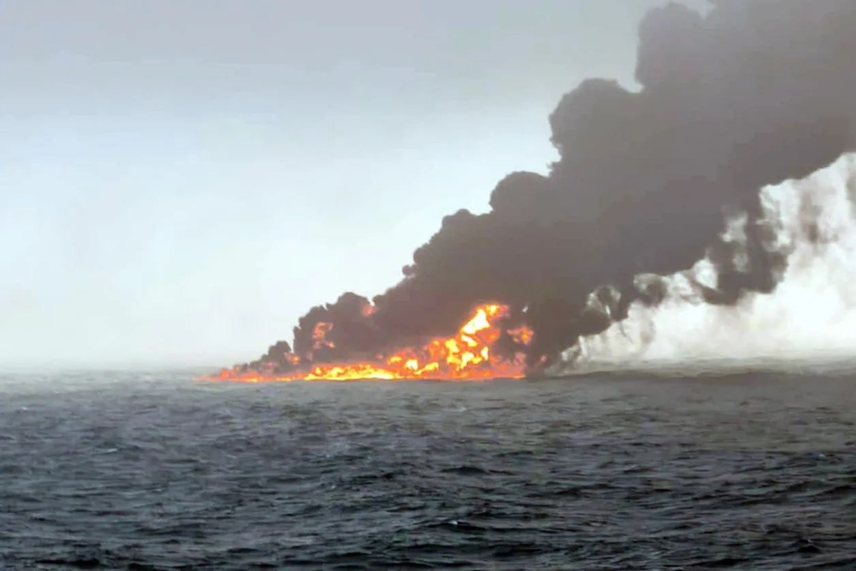     Море загорелось: у берегов Британии контейнеровоз протаранил танкер  с ядерным топливом