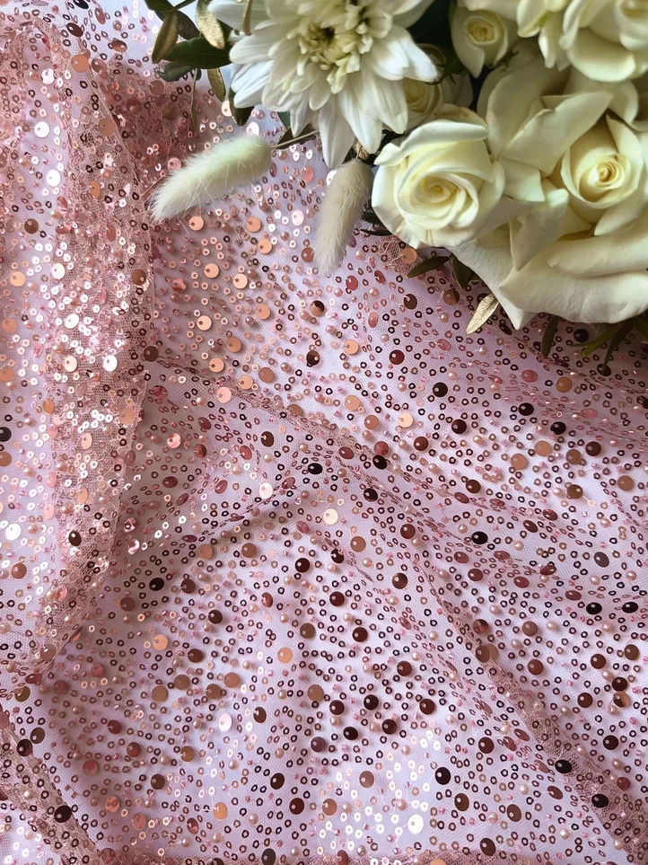 
Хотя пайетки кажутся современным элементом моды, их история уходит корнями в глубину веков.