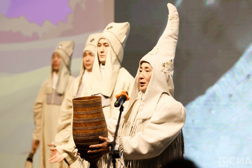 Театрализованное выступление о национальных исторических ценностях Якутии, передаваемых из поколения в поколение, на церемонии в честь Дня архивов и открытия Года исторической памяти; Автор фото: Саргын Скрябин. Источник: ЯСИА / ysia.ru