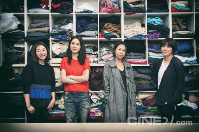 Чо Сан Гён (в красной футболке) руководит студией GomGom уже больше 15 лет. Она крутая и креативная. Десять лет назад она перевезла свою студию из центра Сеула куда-то на окраину Кёнгидо, где приобрела целый павильон под мастерские.  Ей требовалось больше пространства для того, чтобы работать над костюмными проектами. Это была верная инвестиция.  "Я посмотрела как члены моей команды красили ткань для исторической дорамы в маленькой студии в Тондэмуне, и поняла, что нам надо больше места. Создание костюмов для исторических драм — это своего рода инвестиция. В Корее не так много костюмерных команд, которые могут справиться с постановками исторических драм. Кроме того, это не тот жанр, с которым художник по костюмам может справиться в одиночку