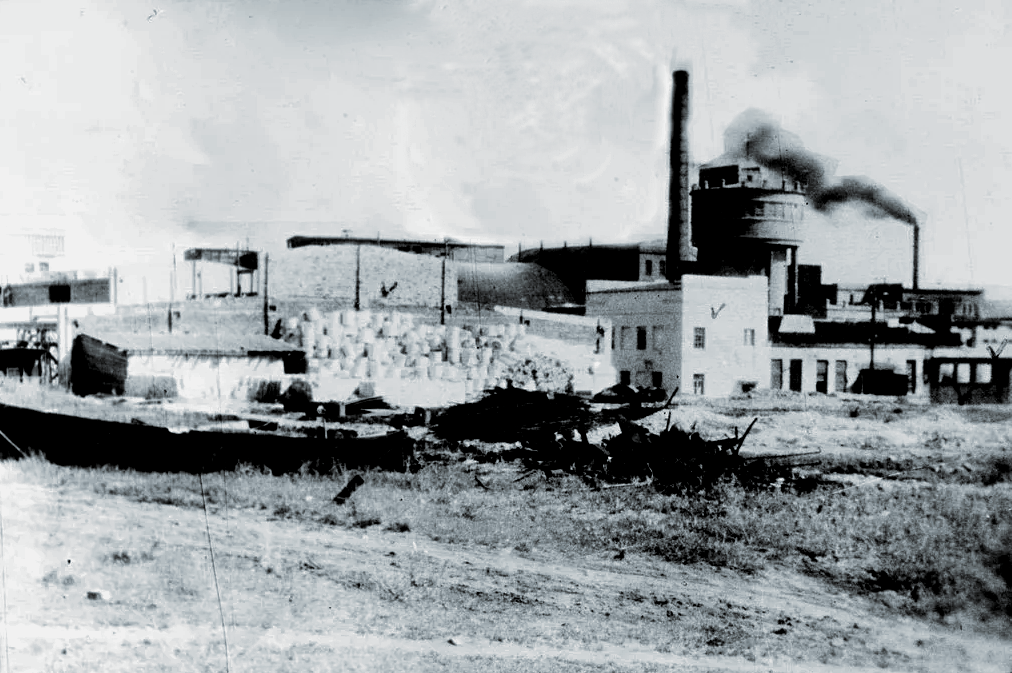 Знаменитый Камышинский стеклотарный завод после бомбёжки.