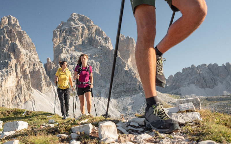 На фото запечатлен удивительный момент треккинга, где путешественники преодолевают живописный маршрут среди великолепных горных пейзажей. Вдали видны величественные вершины, окруженные густыми лесами и цветущими лугами. Яркие эмоции, захватывающие виды и дух приключений — все это создает идеальную атмосферу для настоящих любителей природы. Эта прогулка не только дарит ощущение свободы, но и наполняет энергией, позволяя забыть о повседневных заботах.