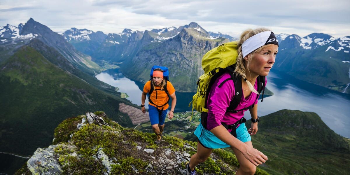На фотографии запечатлен яркий момент хайкинга, который не только улучшает физическую форму и стрессоустойчивость, но также дарит возможность наслаждаться красотой природы и открывать новые горизонты приключений.