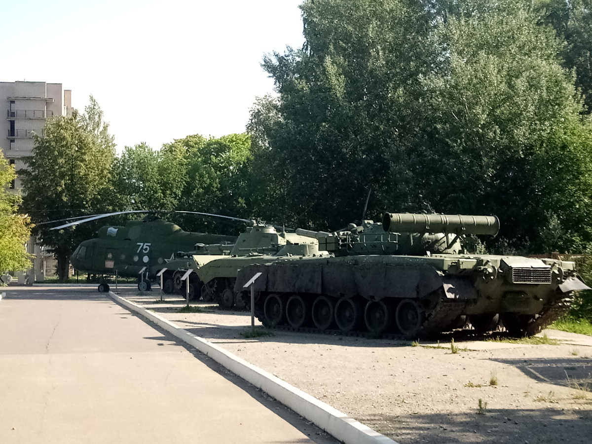 Справа налево стоят Танк Т-80бв и БМП-1, за ними две самоходки "Акация" и "Гвоздика", последним стоит вертолет Ми-8МТ.