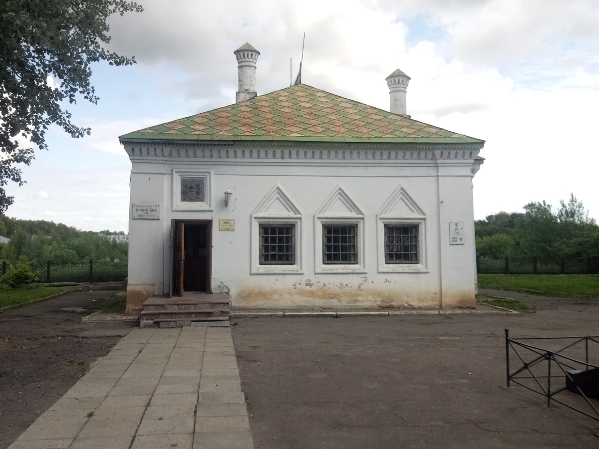 Небольшой каменный одноэтажный дом голландского купца Гоутмана построен на берегу реки Вологда в 1704 г. На фасаде дома над входом сохранилась чугунная доска с гербом, датой 1704, означающей возможно назначение Иоганна Гутмана представителем Голландии в России и литеры HRS - «Голландские республиканские штаты».