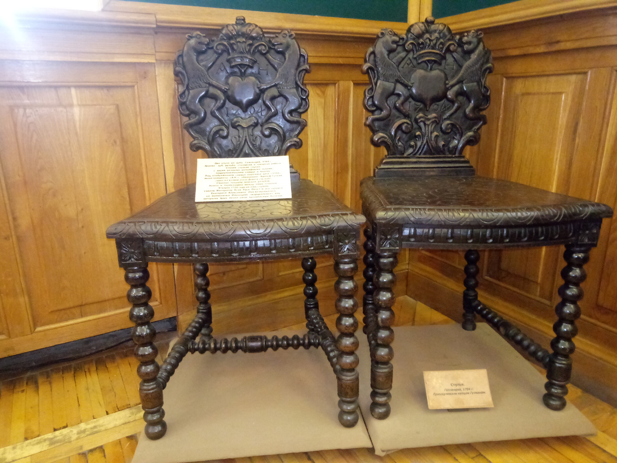 Подлинные голландские стулья, датируемые 1704 г. На стульях есть гравировка «А. H» - Адольф Гутман и голландский герб. Сам Петр Первый с Екатериной Алексеевной на них сидели.