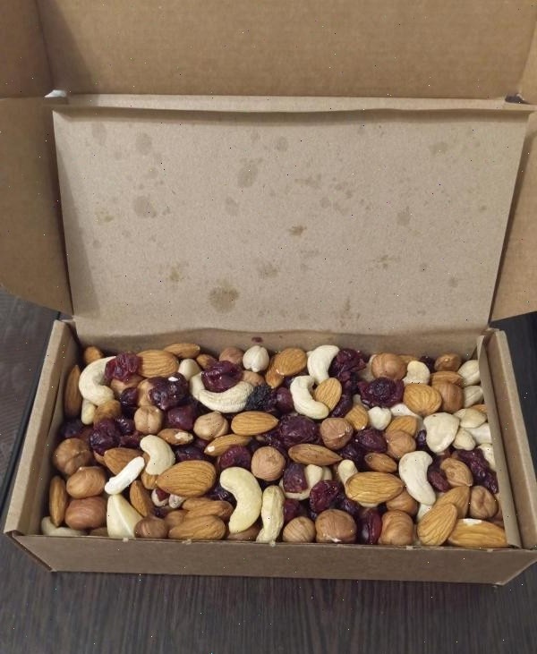 Сложно поверить, что орехи помогают сжигать жир, когда они сами – сплошной жир (посмотрите на эти жирные пятна на крышке коробки).