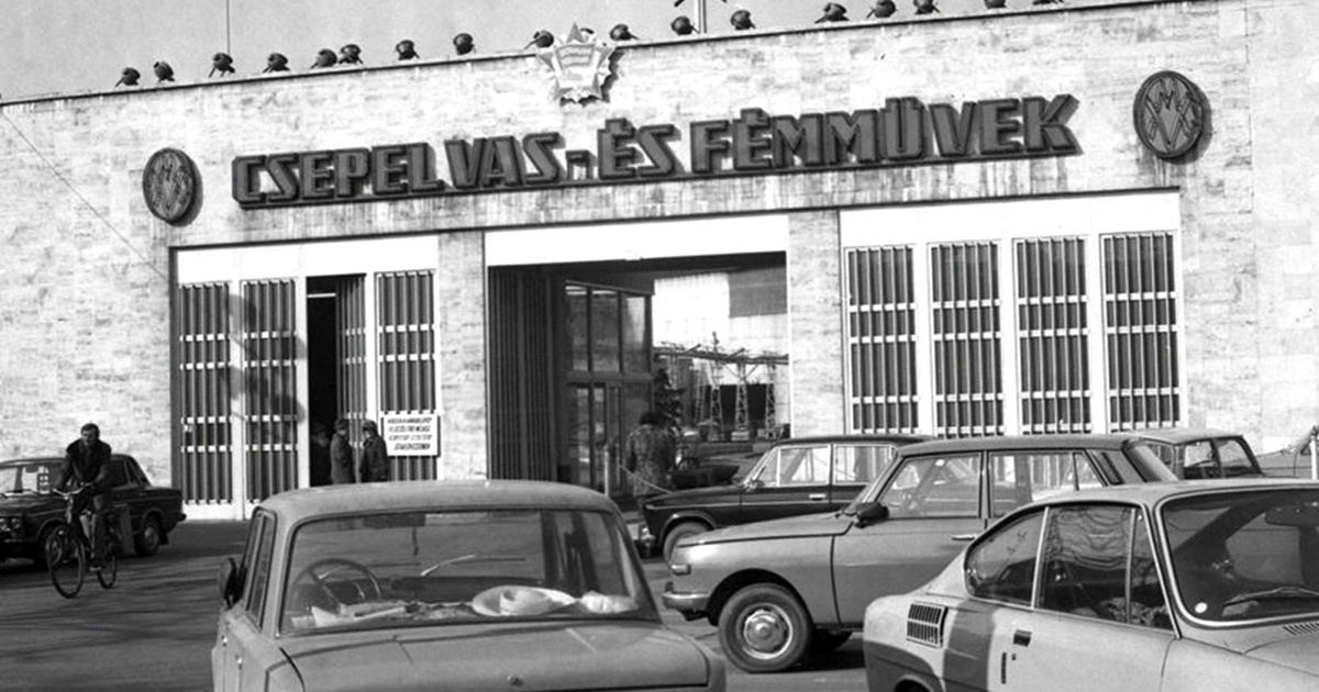 Главная проходная Чепельского металлургического комбината в 80-е годы.