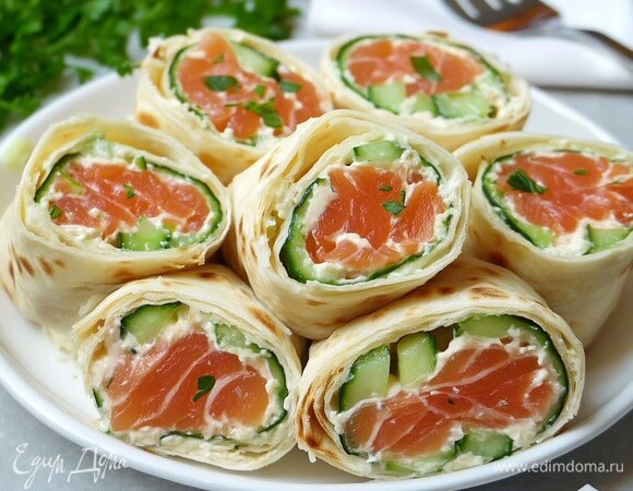 Рулет с красной рыбой и огурцами