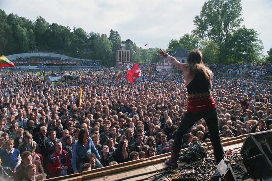 Экспериментальное молодежное объединение по организации досуга «Центр» и Вильнюсский клуб молодежной музыки организовали фестиваль-марш рок-музыки. Вид со сцены на заключительном концерте марша на вильнюсском стадионе «Динамо», Вильнюс, Литовская ССР, 1 сентября 1988 года, Фото: В. Усинавичюс / ТАСС