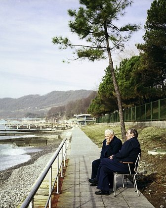    Генеральный секретарь ЦК КПСС Леонид Брежнев и член Политбюро Константин Черненко на отдыхе в Крыму, январь 1979 года. Фото: Владимир Мусаэльян / ТАСС