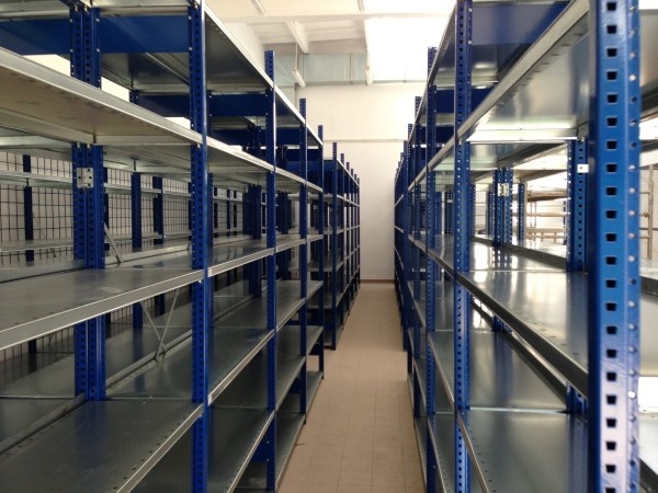 Стеллажи широко применяются в складских помещениях