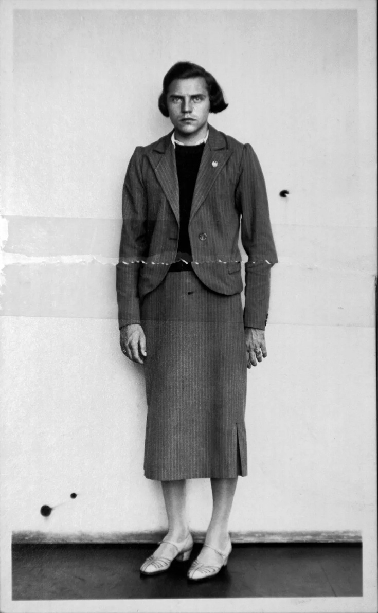 фотография Доры Ратьен, сделанная после её ареста в 1938 году, когда ей было 19 лет