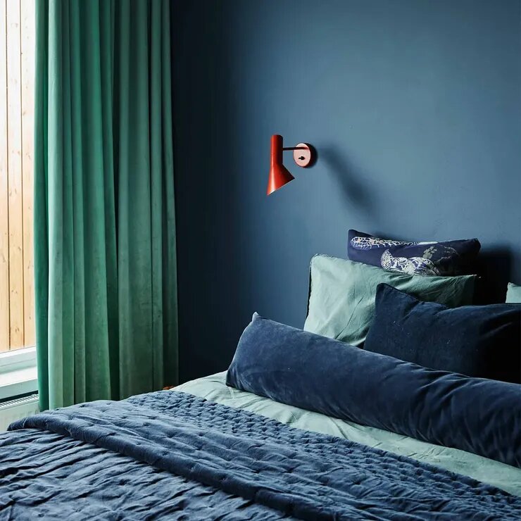 Здесь синего цвета много, он достаточно насыщенный. Поэтому комната кажется темнее, но уютнее. Источник: homestolove.com.au