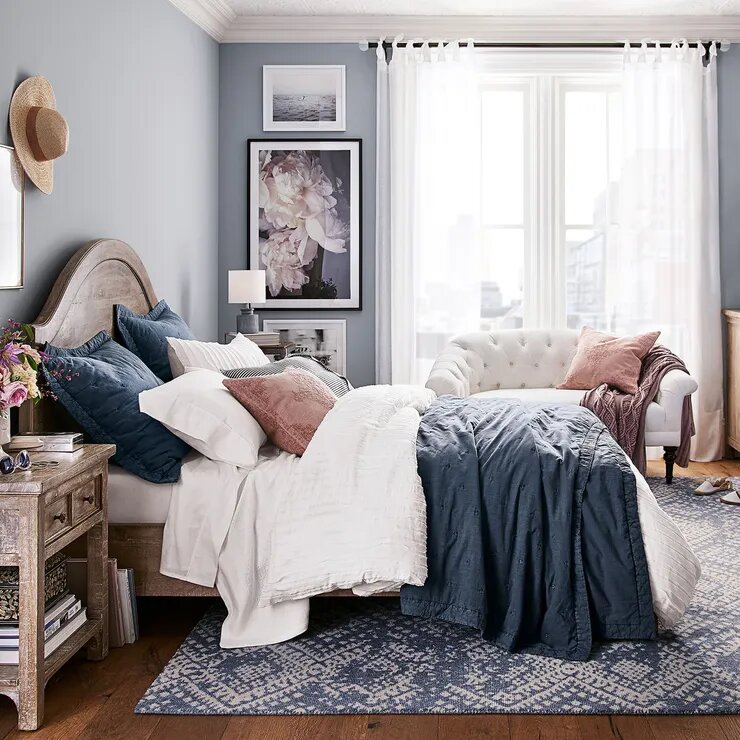 В этой спальне темно-синего цвета мало: он только в подушках и покрывале, а остальная комната светлая. Это делает помещение воздушным. Источник: potterybarn.com