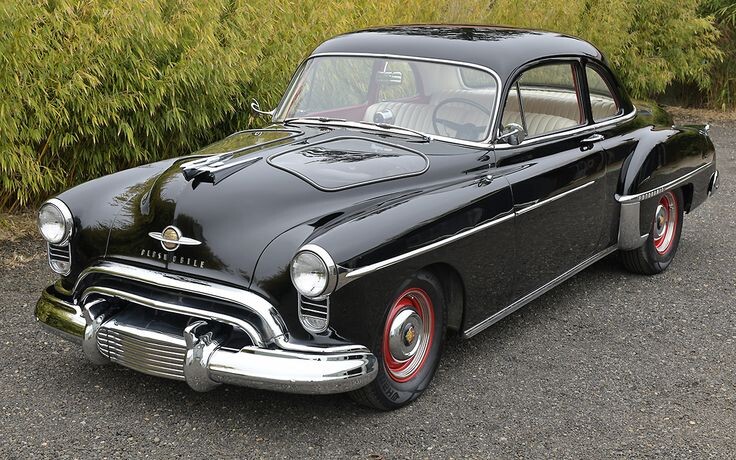 Oldsmobile Rocket 88 Источник: изображение взято в свободном доступе из интернета (Яндекс.Картинки).