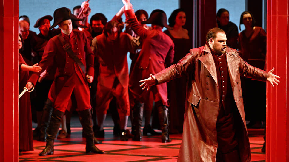 Сложная череда разнообразных революционных событий залита в спектакле одним цветом — красным.📷Фото: Глеб Щелкунов / Коммерсантъ