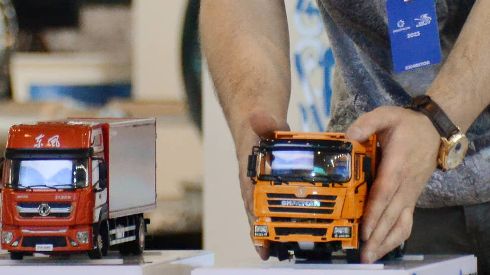 За перевозку продуктов по непросохшим дорогам штрафы по закону не предусмотрены, но оспаривать их приходится в ручном режиме.📷Фото: Екатерина Якель / Коммерсантъ