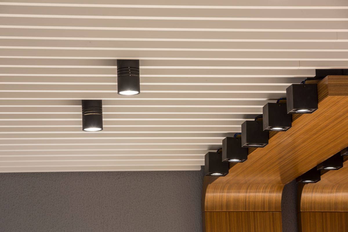 Потолок тоже может стать одним из основных акцентов в вашем интерьере. Источник: ru.freepik.com